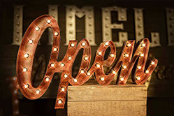 СВЕТЯЩИЕСЯ слова и надписи, изготовление световых букв, буквы в ретро стиле, стальные буквы, вывеска, ретро буквы с лампочками